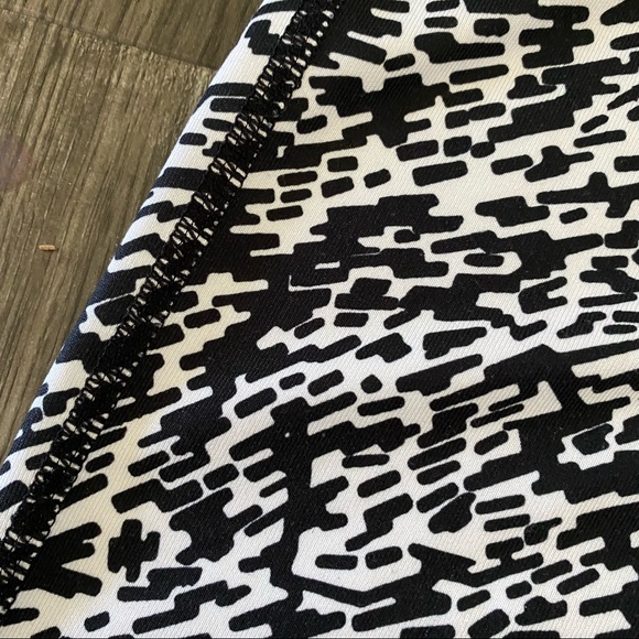 Nike Dri-Fit Black and White Capri Leggings S - Picture 7 of 11